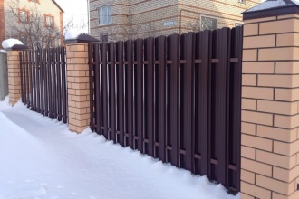 Забор из евроштакетника в шахматном порядке 30 метров фото в Истре